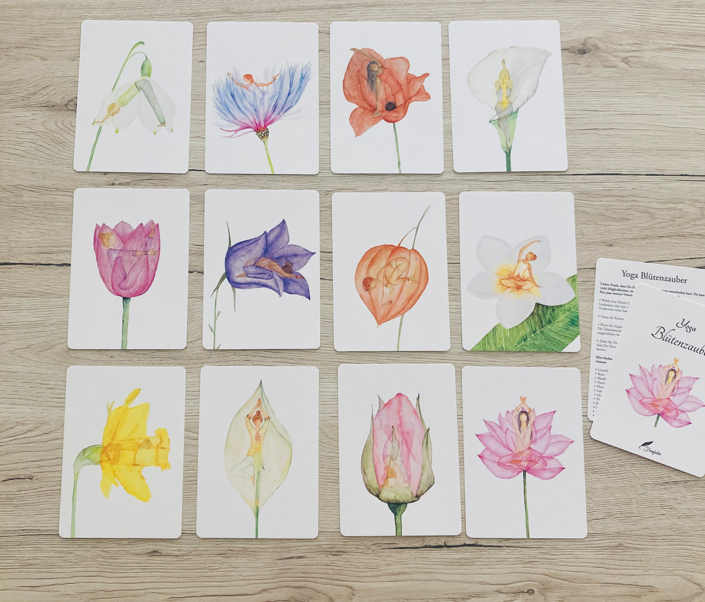 Blütenzauber Yoga-Kartenset – 12 handgemalte Asana-Karten mit Baumwollbeutel