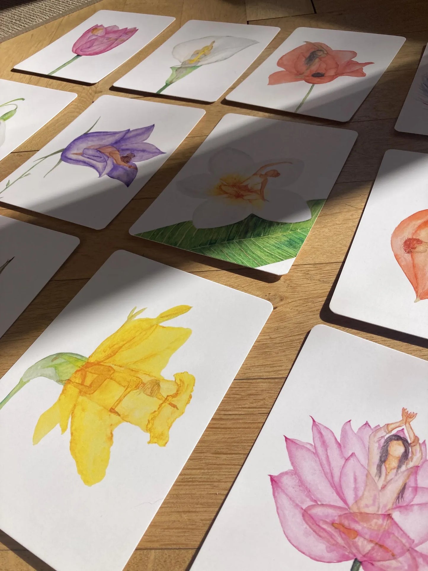 Blütenzauber Yoga-Kartenset – 12 handgemalte Asana-Karten mit Baumwollbeutel